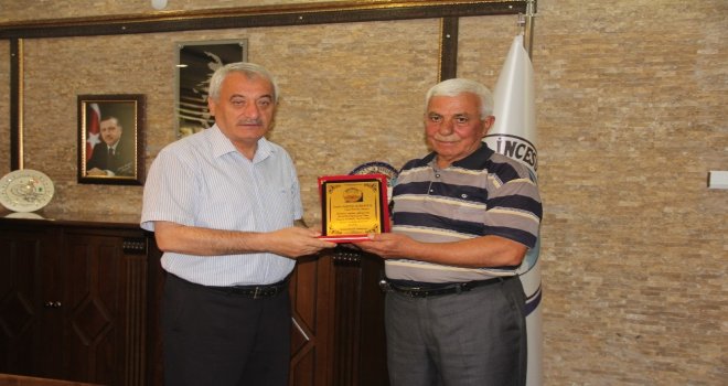 Karamustafa Paşa Muhtarından Başkan Karayola Plaket