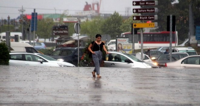 Samsundaki Sağanak Yağış Hayatı Olumsuz Etkiledi