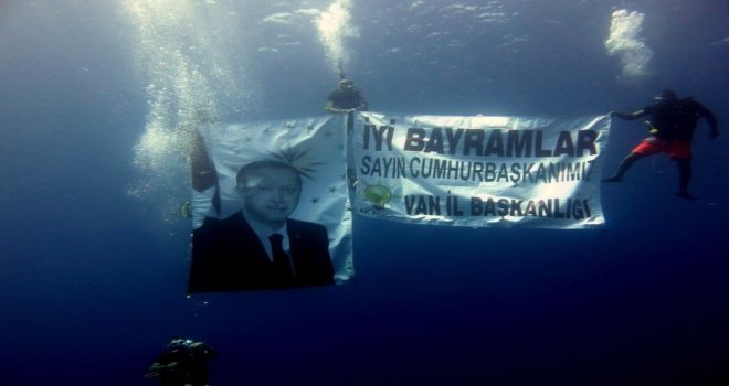 Cumhurbaşkanı Erdoğanın Bayramını Denizin Altında Kutladılar