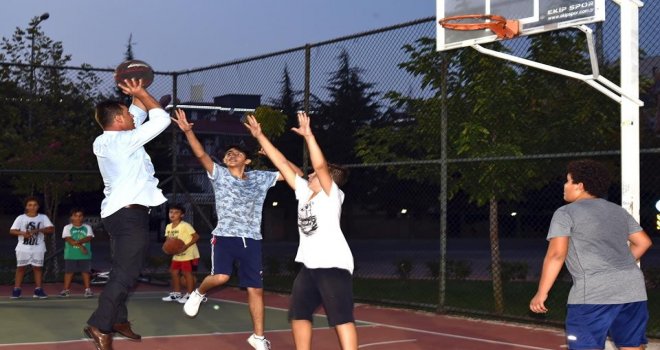 Başkan Sarıkurt, Gençlerle Basketbol Oynadı