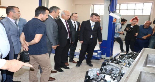 Otomotiv Firması Üniversiteye Otomobil Ve Motor Hibe Etti