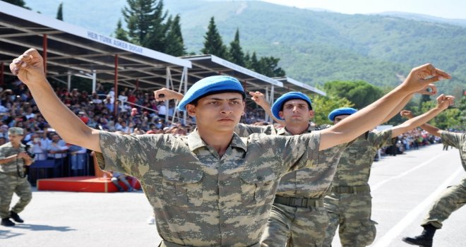 Manisada Yemin Eden Komandolar Zeybek Oynadı