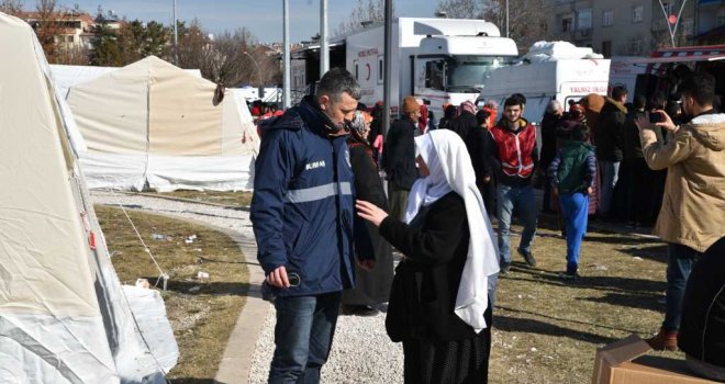 Depremzedelerin yaraları sarılıyor