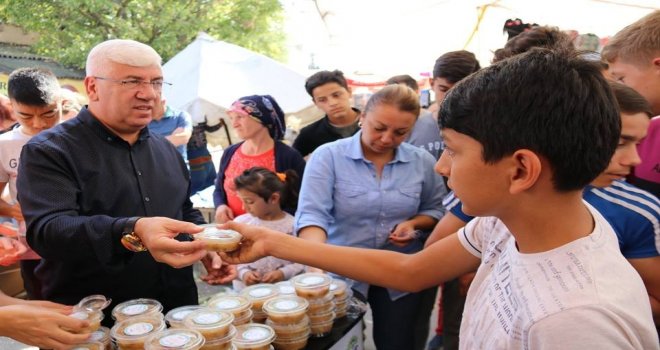 Başkan Yüksel Pazarcı Esnafına Ve Vatandaşlara Aşure İkram Etti