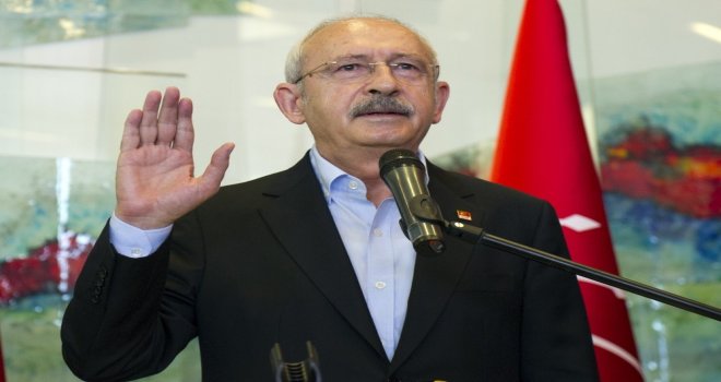 Kılıçdaroğlu, Kendisine Destek İçin Toplanan Partililere Hitap Etti