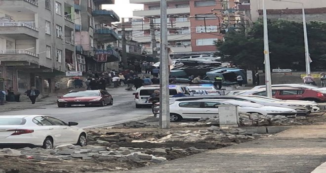 Trabzonda Yokuş Aşağıya Giderken Freni Boşalan Vinç Yola Devrildi, Kaza Ucuz Atlatıldı