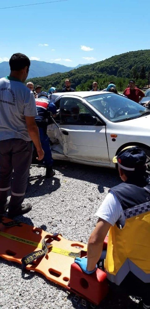 Kastamonuda Traktör İle Otomobil Çarpıştı: 1 Ölü, 2 Yaralı