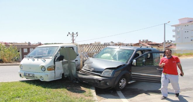 Manavgatta Kontrolsüz Kavşakta Kaza: 1 Yaralı