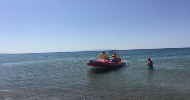 Sarımsaklı Plajlarında Boğulma Tehlikesi Atlatan Baba Ve Oğlu İtfaiye Kurtardı