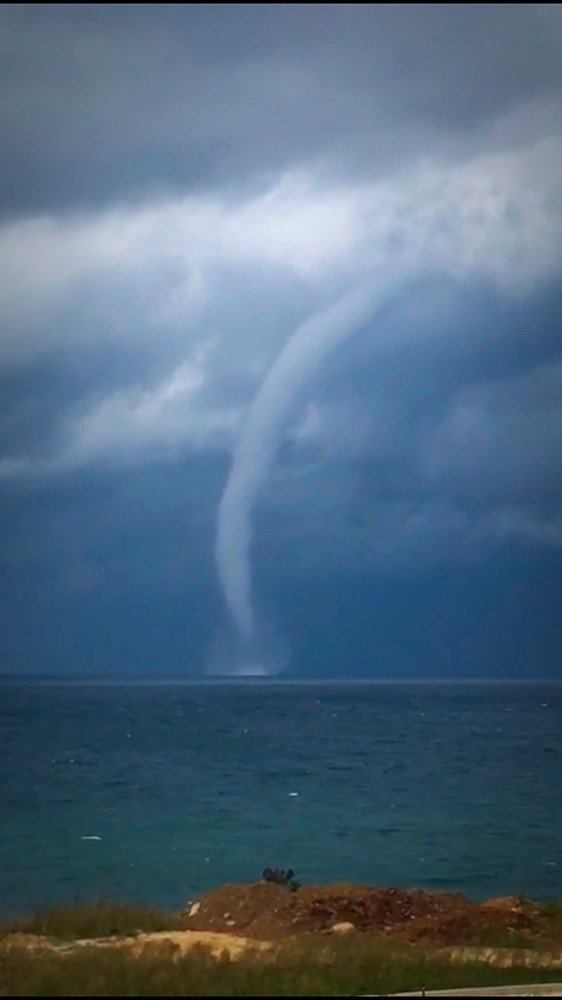 Rizenin Fındıklı İlçesi Açıklarında Denizde Bir Anda Ortaya Çıkan Hortum Korkuttu