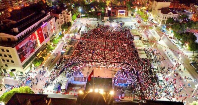 Manisalılar 15 Temmuzda Yine Meydanı Doldurdu
