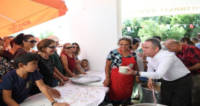 Başkan Böcek, Aşure İkram Etti