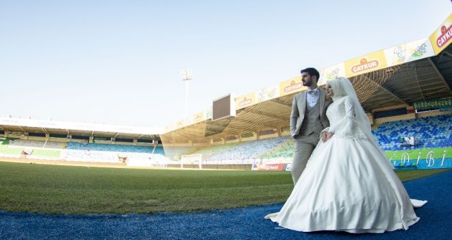 Düğün Fotoğraflarını Stadyumda Çektirdiler