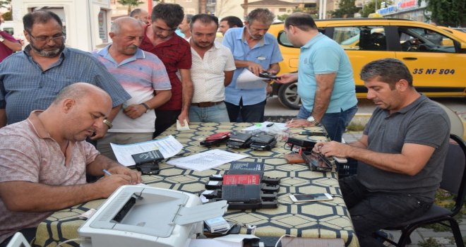 İzmirdeki Taksiler Yüzde 20 Zamla Yolcu Alımına Başladı