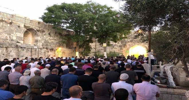 Filistinliler İsrail Askerleri Tarafından Kapatılan Mescid-İ Aksa Önünde Eylem Yaptı