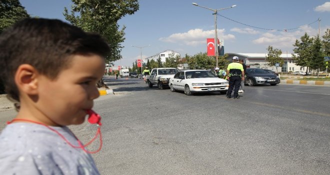 ‘Kırmızı Düdük Çaldı, Babası Kemer Taktı