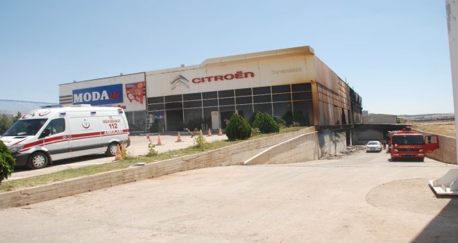 Diyarbakırda Mobilya Deposundaki Yangını Soğutma Çalışmaları Devam Ediyor