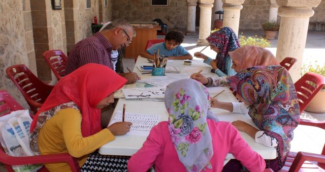 Kuran Kursunda Hat Sanatını Öğreniyorlar