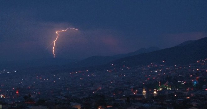 Bursada Gökyüzünü Şimşekler Aydınlattı