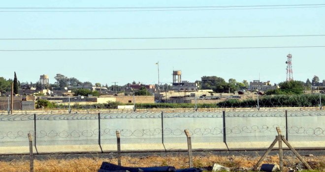 Terör Örgütü Telabyadta Sözde Bayrağını İndirip Flamasını Astı