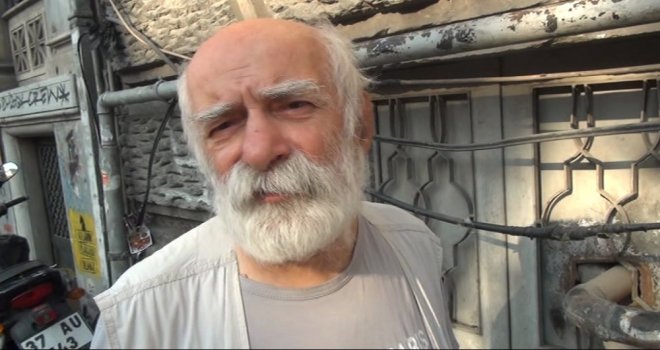 (Özel) Felç Geçiren Oyuncu Ve Tiyatro Sanatçısı Hikmet Karagöz Taksim Meydanında Görüntülendi