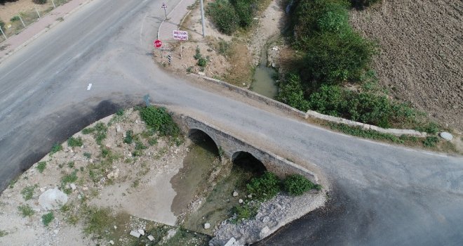 Tarihi Köprüye Hem Asfalt Hem Beton Döktüler