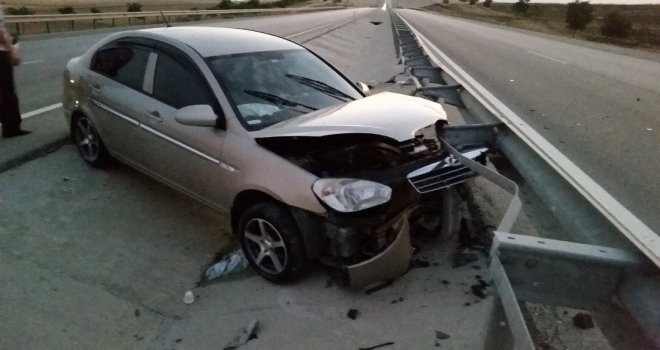 Kontrolden Çıkan Otomobil Bariyerlere Çarptı: 1 Yaralı