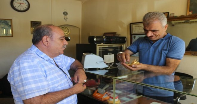 Kuyumcularda Dolar Ve Altın Bozdurma Yoğunluğu Yaşanıyor