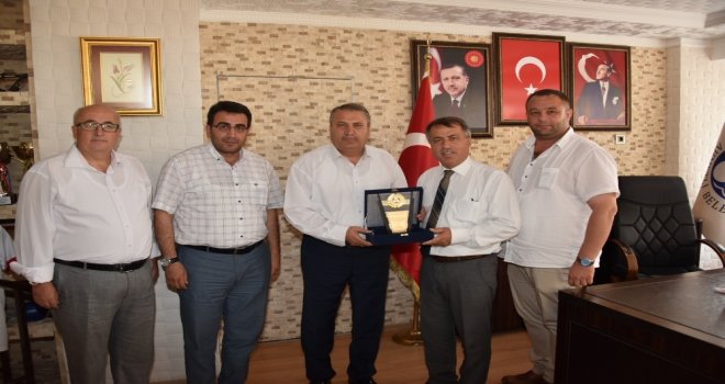 Ahmetli Belediye Başkanı Alhandan Başkan Çerçiye Plaket