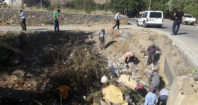 Belediye, Menfez Ve Köprü Altlarını Temizledi