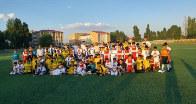 Bursa Muş İlderden Hasköylü Sporculara Malzeme Desteği