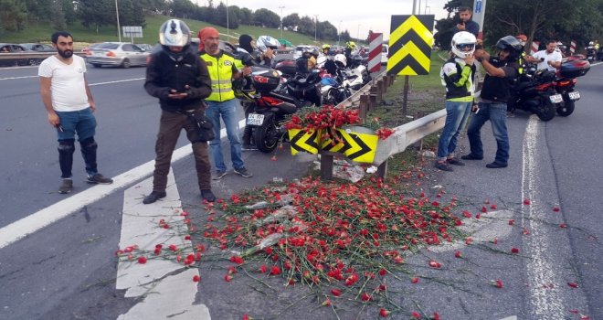 Bin Motosikletli Yusuf Durupun Hayatını Kaybettiği Sapağa Karanfil Bıraktı
