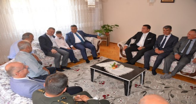 Vali Büyükakın, Şehit Ünal Demirin Ailesini Ziyaret Etti