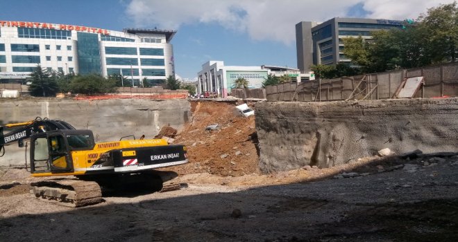 Ümraniyede İstinat Duvarı Çöktü Araçlar İçine Düştü