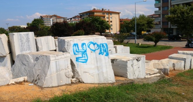 17 Ağustos Deprem Anıtını Spreylerle Boyadılar