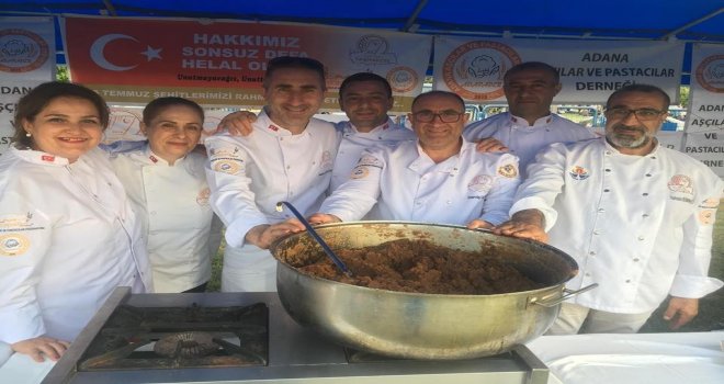 Adanalı Aşçılar Demokrasi Nöbetinde Helva Dağıttı