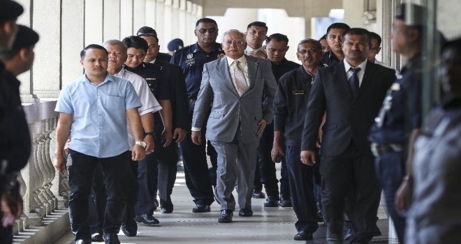 Malezyanın Eski Başbakanı Rezak Güveni Kötüye Kullanmaktan Suçlu Bulundu