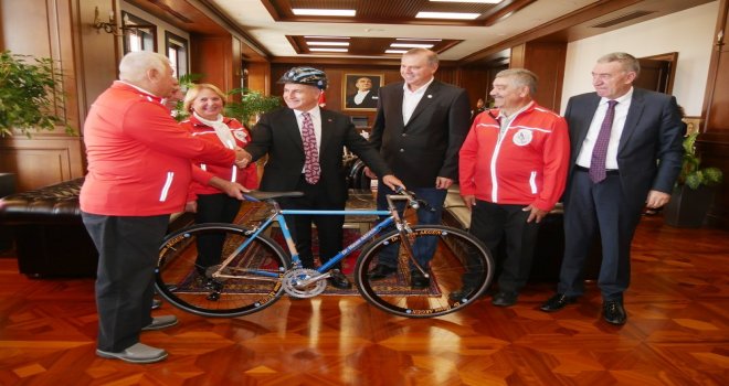 Başkan Akgüne Bisiklet Hediye Ettiler
