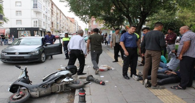 Karamanda Otomobille Elektrikli Bisikletler Çarpıştı: 3 Yaralı