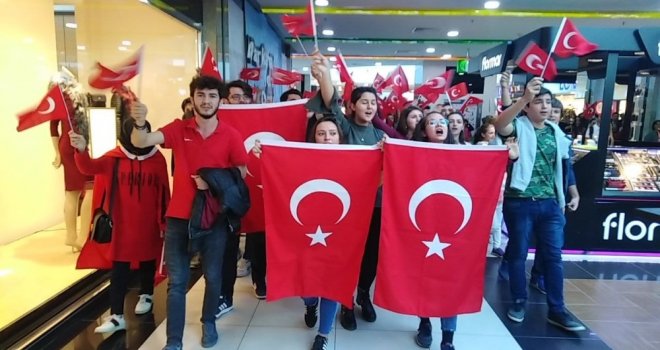 Sdü Öğrencilerinden Avmdeki Vatandaşlara 29 Ekim Sürprizi