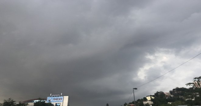 İstanbulda Gökyüzünü Kara Bulutlar Kapladı