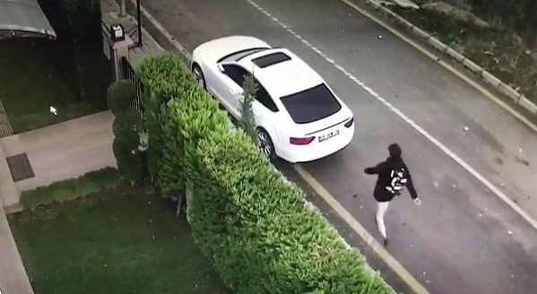 Sokak Köpeği Saldırınca Babasının Arabasının Üzerine Çıktı