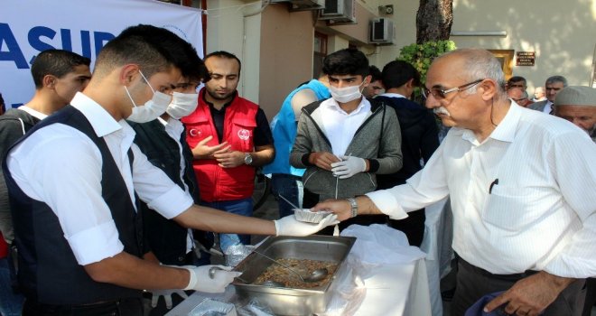 Erzincan Gençlik Merkezinden Vatandaşlara Aşure İkramı