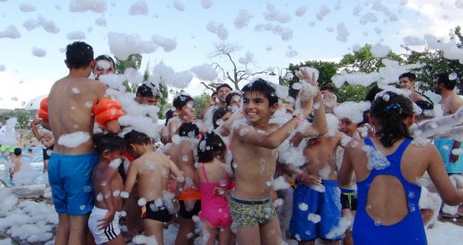 (Özel) Van Gölü Sahilinde Köpük Partisi