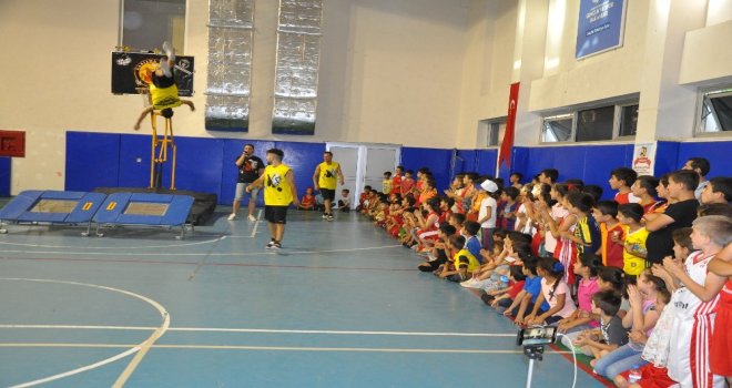 Terör Mağduru Şırnaklı Çocuklar, Akrobasi Basketbol Gösterisinde Gönüllerince Eğlendi