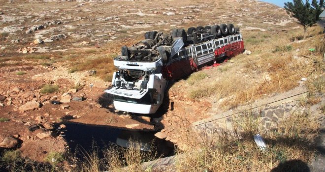 Şanlıurfada Ham Petrol Yüklü Tır Devrildi, Faciadan Dönüldü