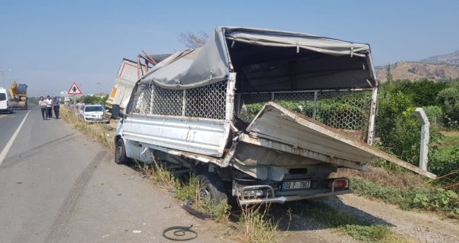 Aydında Park Halindeki Kamyonete Tır Çarptı