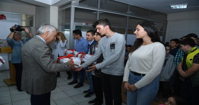 Başkan Günaydın, Öğrencilere Kitap Dağıttı