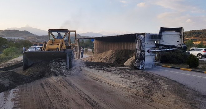 Kum Yüklü Tırın Dorsesi Devrildi