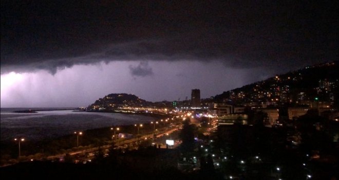 Giresunda Şimşekler Gökyüzünü Aydınlattı